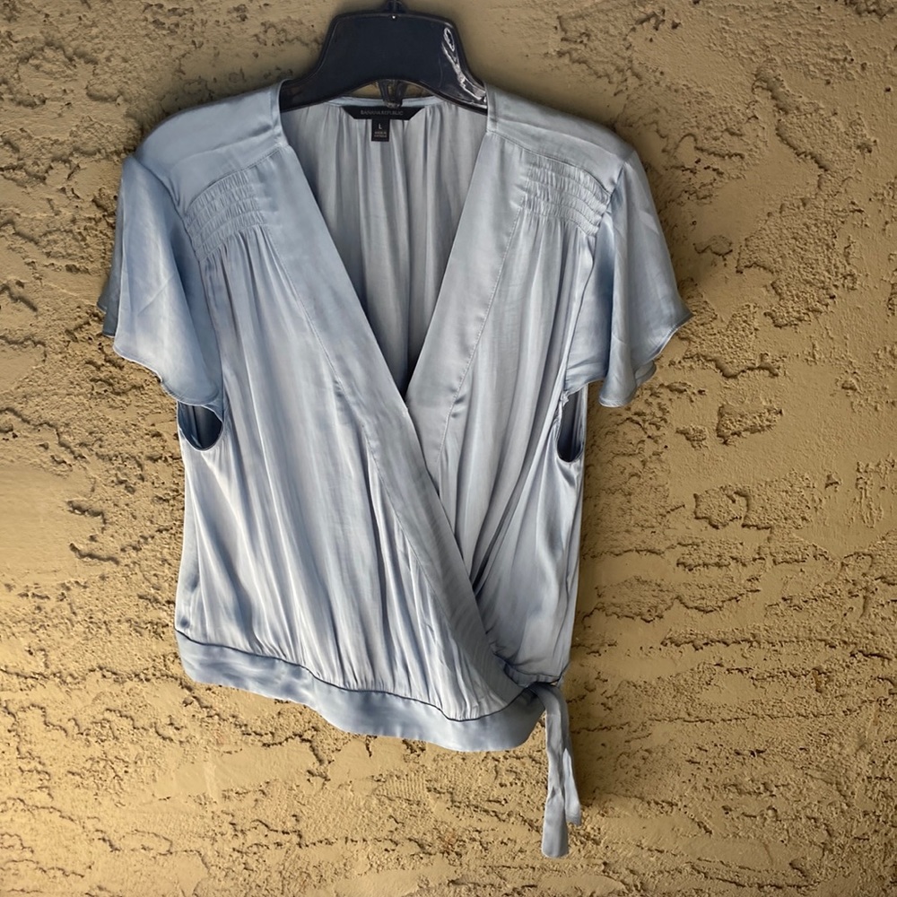 Get your glow on in this beautiful light-blue, matte-satin blouse. Sz L